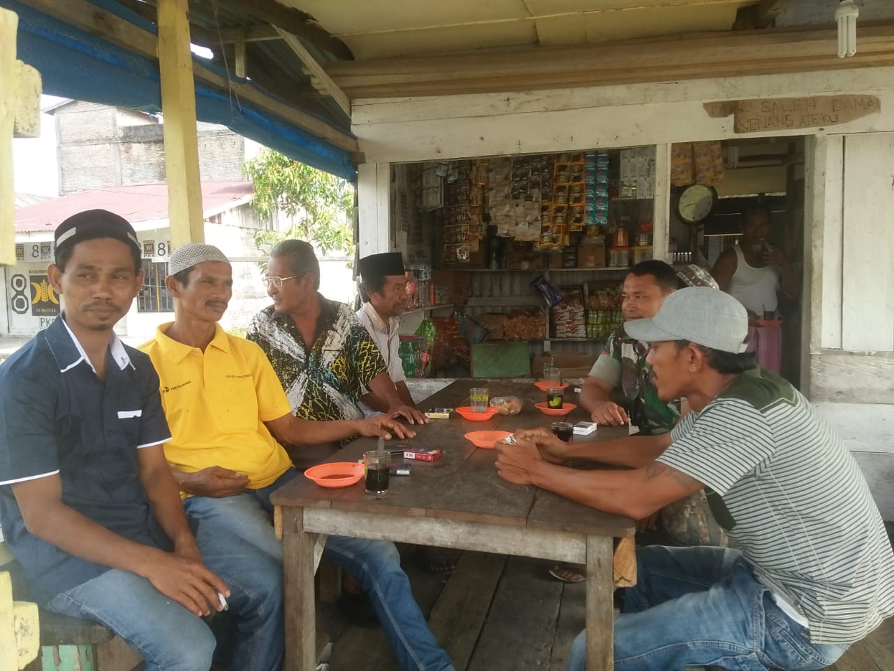 Babinsa 02/Singkil Melaksanakan Komsos Dengan Warga Desa Binaan
