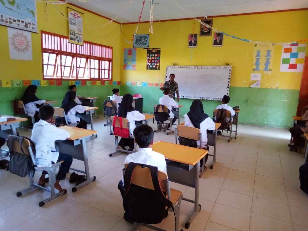 Sertu Ishak Berikan Materi Wawasan Kebangsaan Kepada Murid SMP