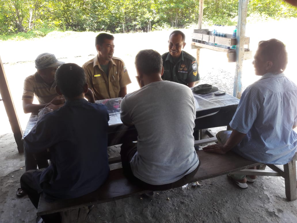 Babinsa Komsos dengan Tokoh Masyarakat