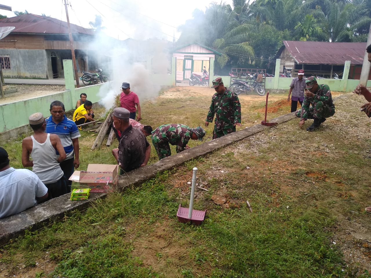 Anggota Koramil 06/Singkohor Melaksanakan Gotong Royong di Desa Danau Bungara