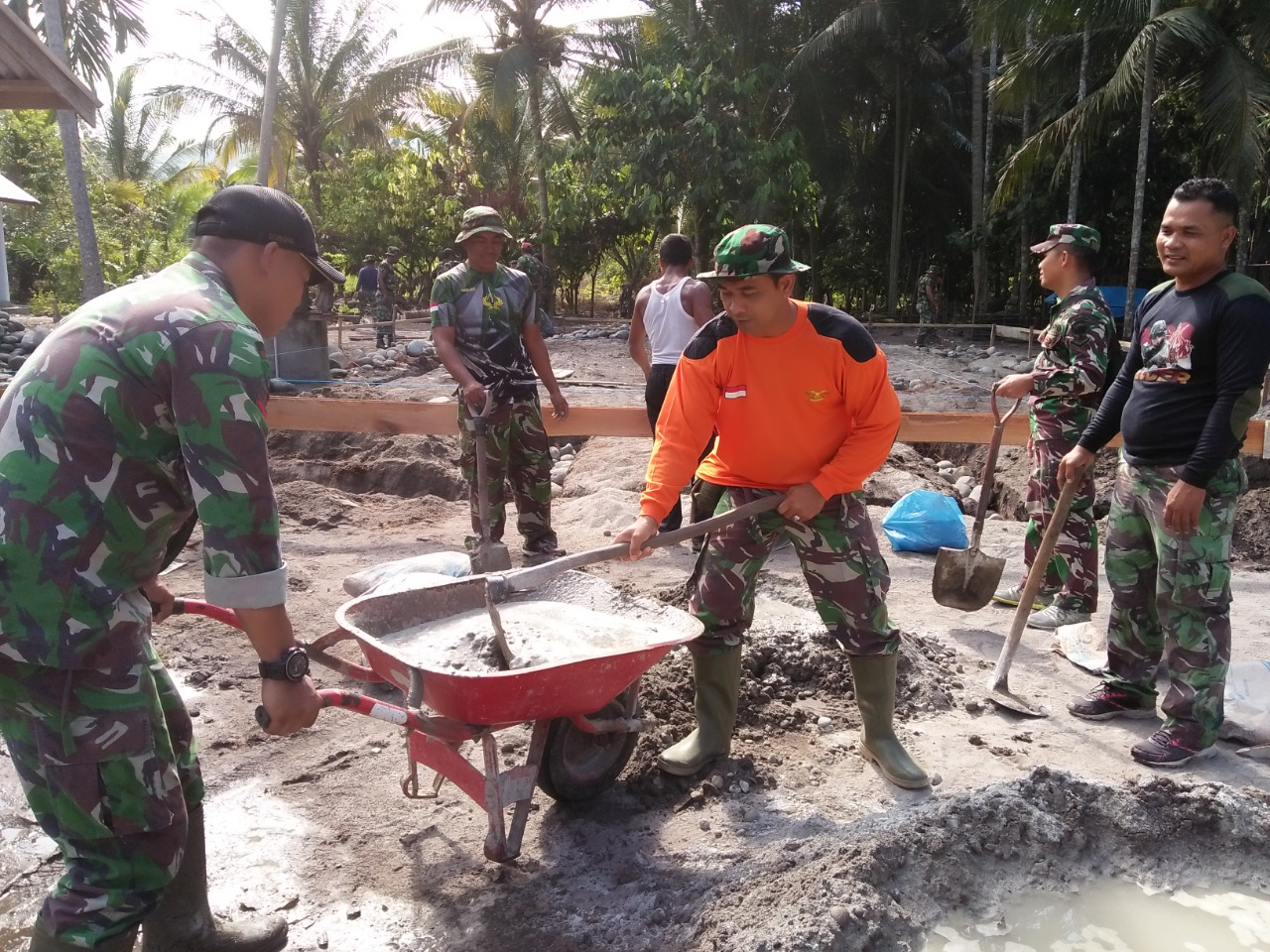 Personel Kodim 0111/Bireuen Bersama Masyarakat Gotong Royong