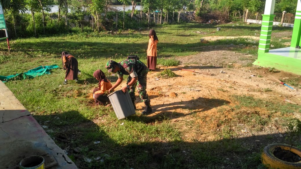 Serda Hijrah Ikut Bersihkan Lingkungan Sekolah