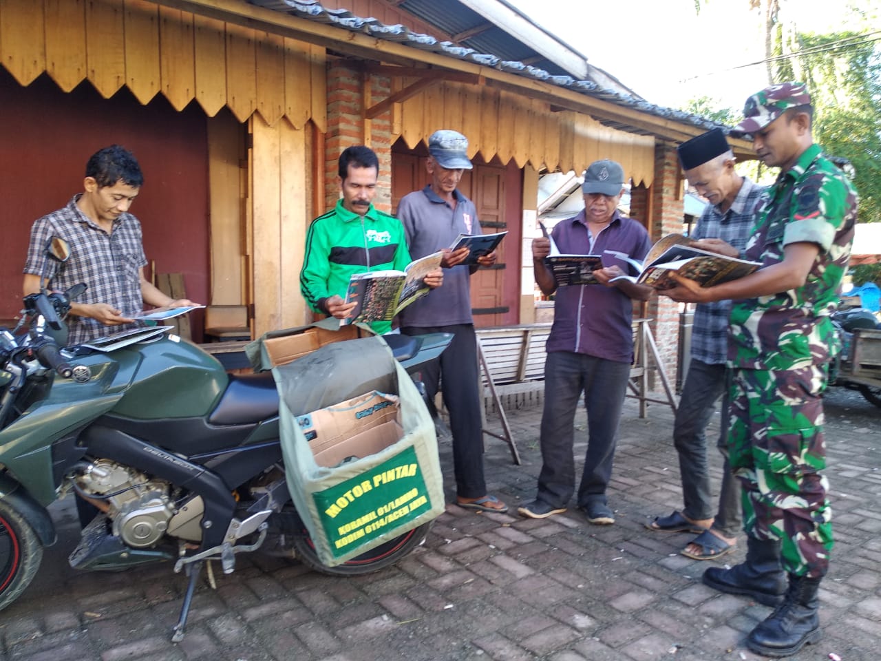 Babinsa Lamno Hadirkan Motor Pintar Untuk Warga