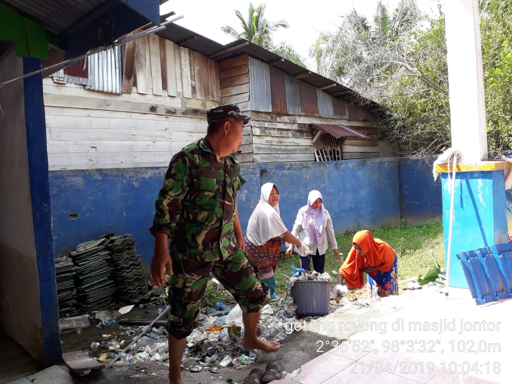 Babinsa Bersama Warga Bersihkan Masjid