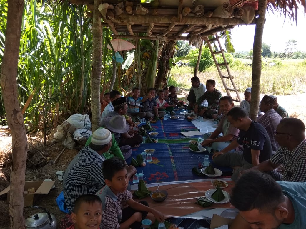 Babinsa dan Warga Gelar Kenduri Sawah