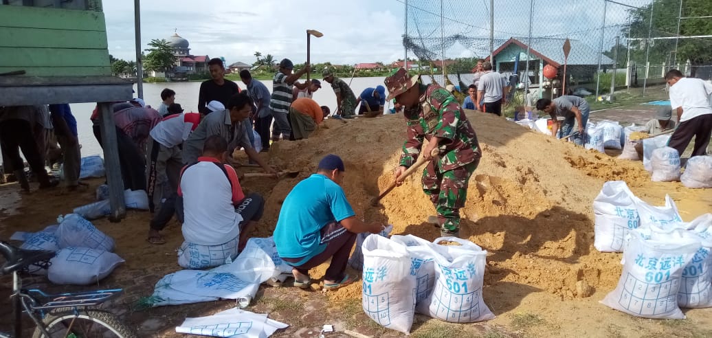 Serka Soerono Bersama Warga Bangun Tangga Sungai