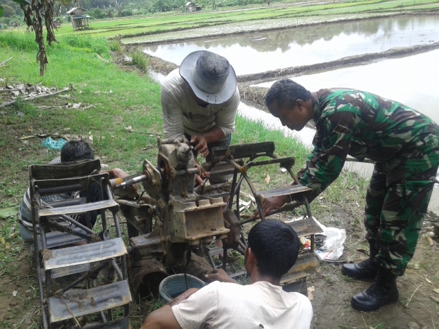 Babinsa Koramil 04/Calang Bantu Petani Perbaiki Mesin Bajak