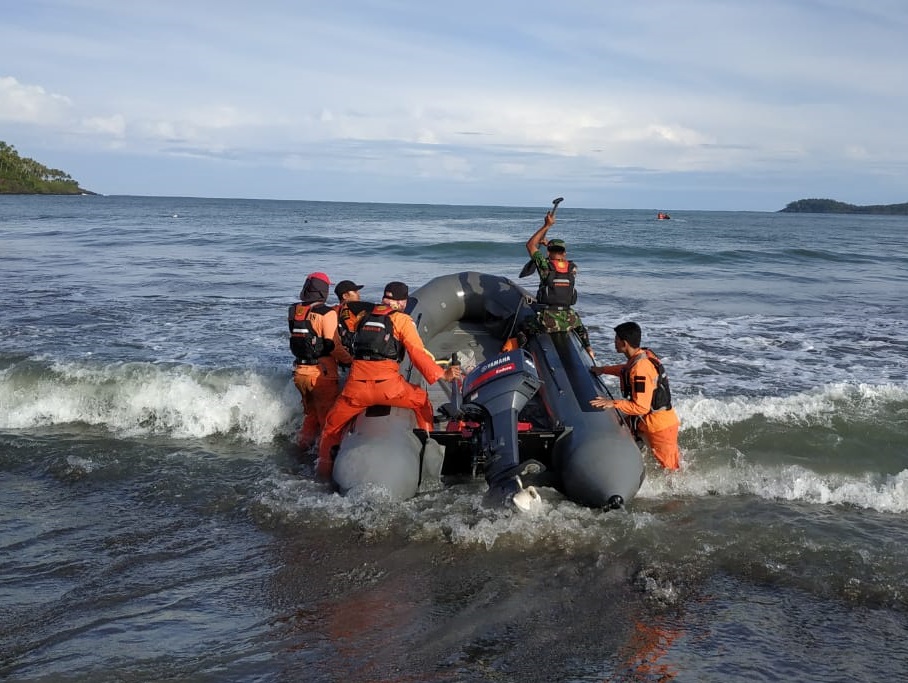 Koramil Lamno Bantu Pencarian Korban Tenggelam di Kuala Daya
