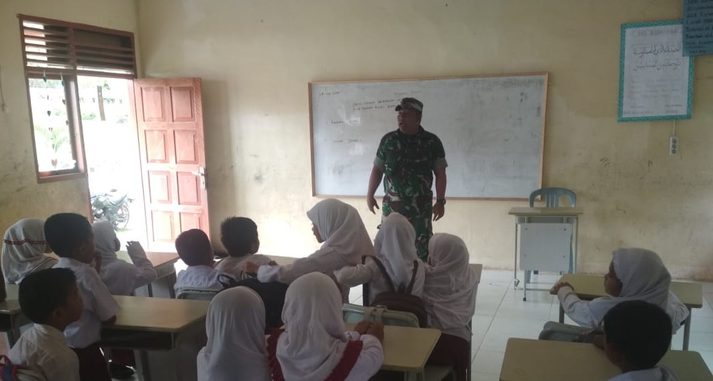 Babinsa Malasin Tanamkan Wawasan Kebangsaan Kepada Pelajar SD