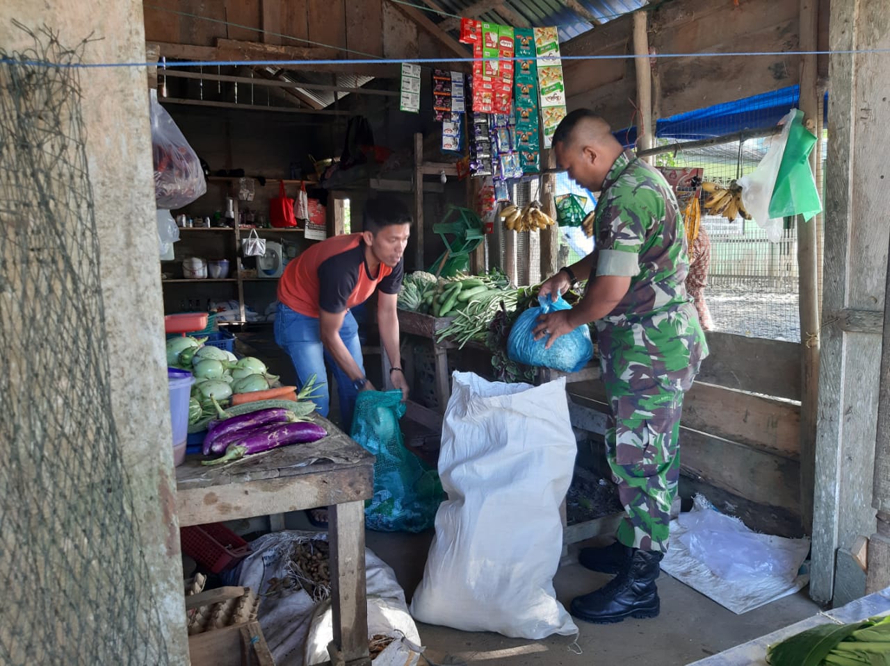 Turun ke Desa, Babinsa Pantau Harga Sembako