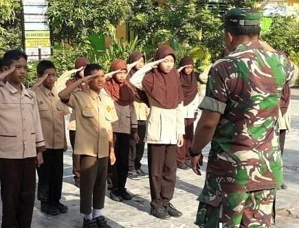 Tanamkan Sikap Disiplin Sejak Dini, Babinsa 01/Ksp Latih PBB