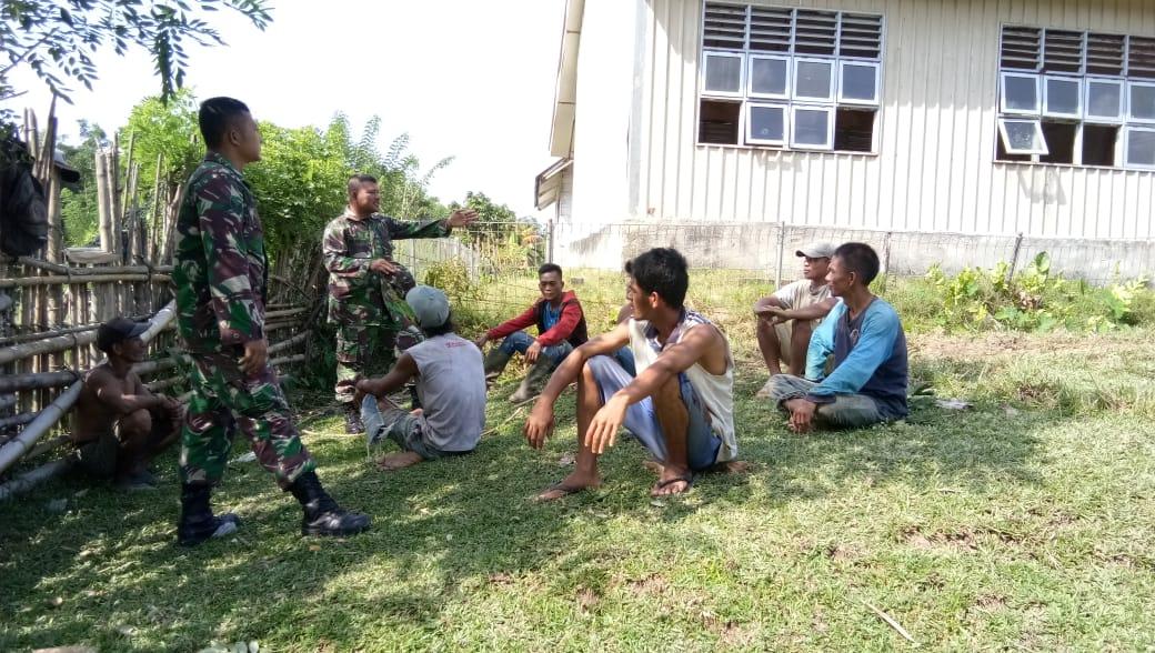 Babinsa Posramil 07 Teupah Barat Komsos dengan Pekerja Bangunan