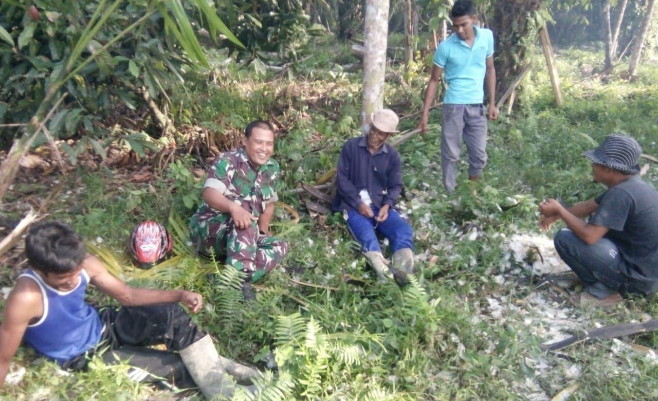 Babinsa Koramil 28/Prt Laksanakan Komsos Bersama Masyarakat