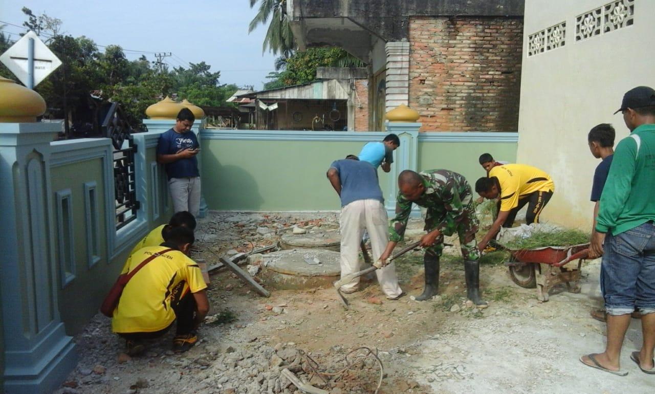 Koramil 03/Srw Bersama Masyarakat Laksanakan Jum’at Bersih