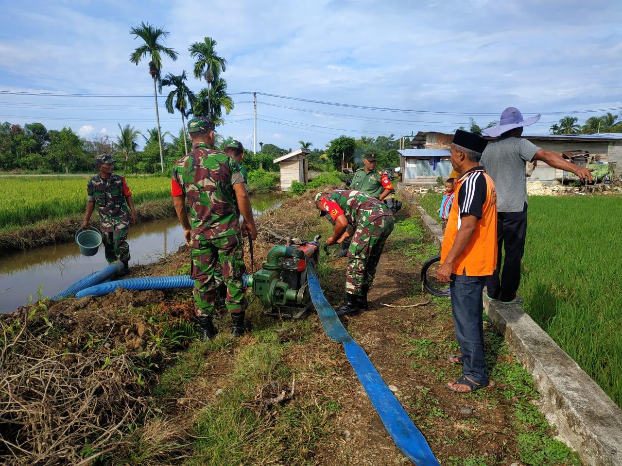 Babinsa Bantu Petani Mengairi Sawah Gunakan Mesin Pompa Air