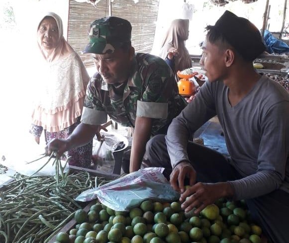 Sertu Zahari Memonitor Harga Sembako Di Pasar Blang Kejren