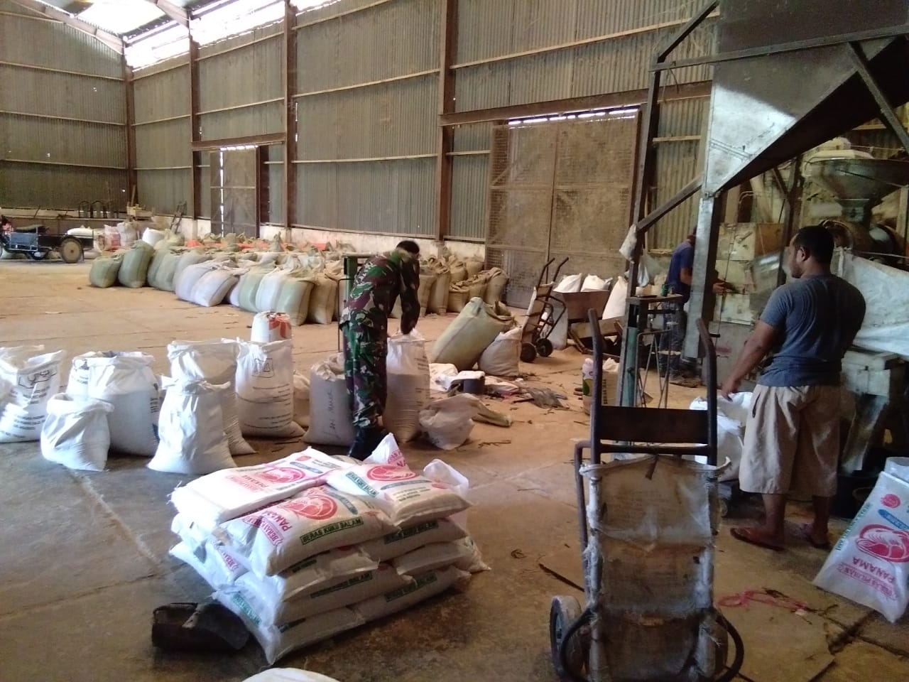 Babinsa 09/Nrs Pastikan Stok Beras Di Nurussalam Aman