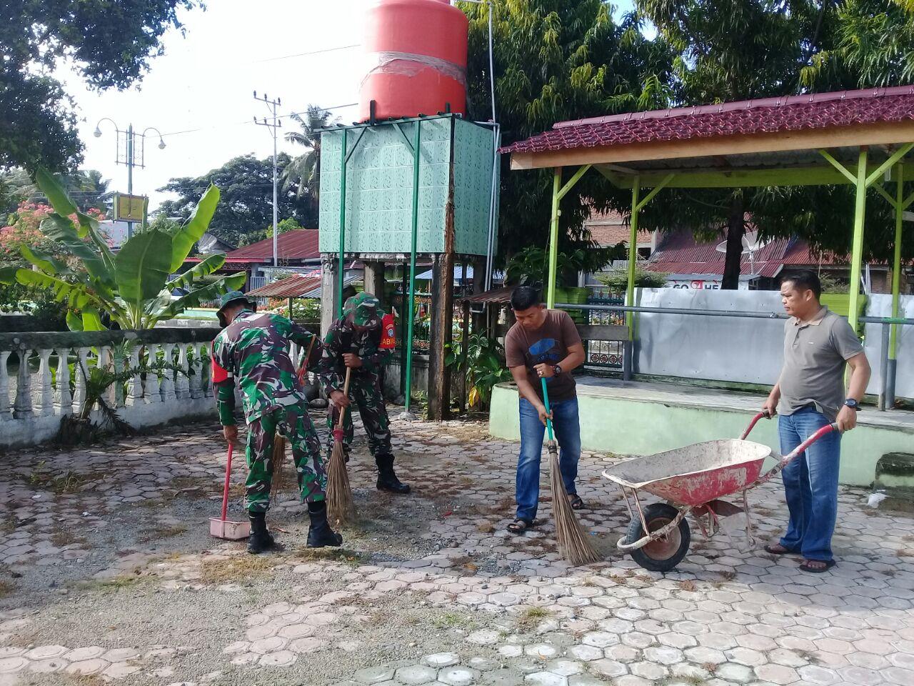 Jelang Ramadhan, TNI dan Warga Gotong Royong Bersihkan Masjid