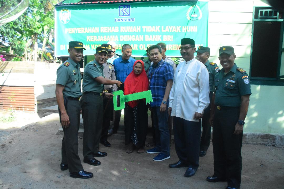 Danrem 012/TU Serahkan Satu Unit Rehab Rumah Tidak Layak Huni