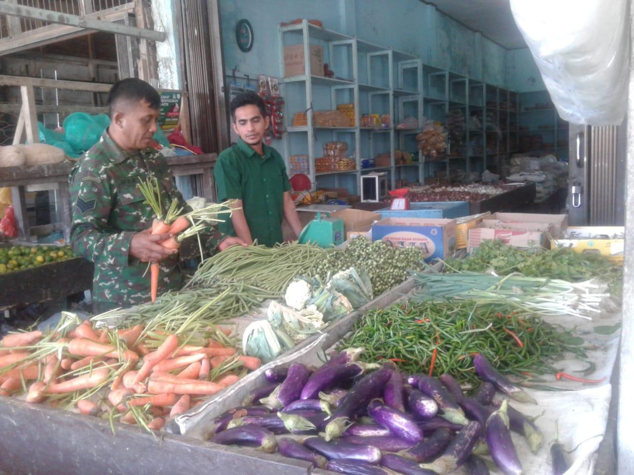 Babinsa Koramil Teunom Pantau Persediaan Bahan Pokok