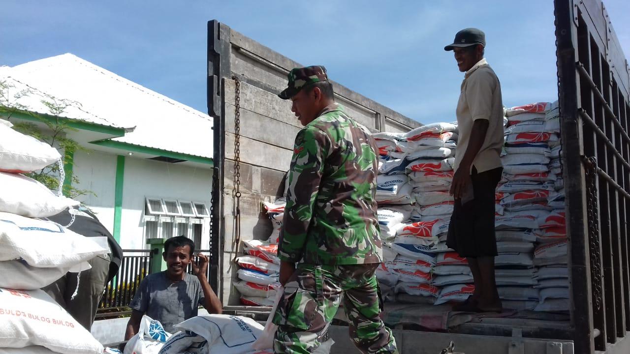 Kopda Rahmad Bantu Angkat Beras Bantuan Untuk Warga