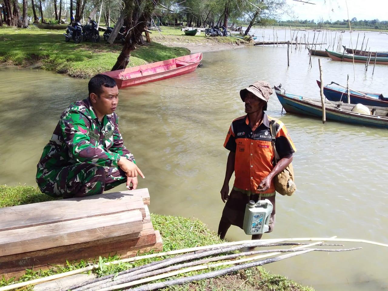 Cuaca Ekstrim, Babinsa Himbau Nelayan Agar Selalu Berhati-hati