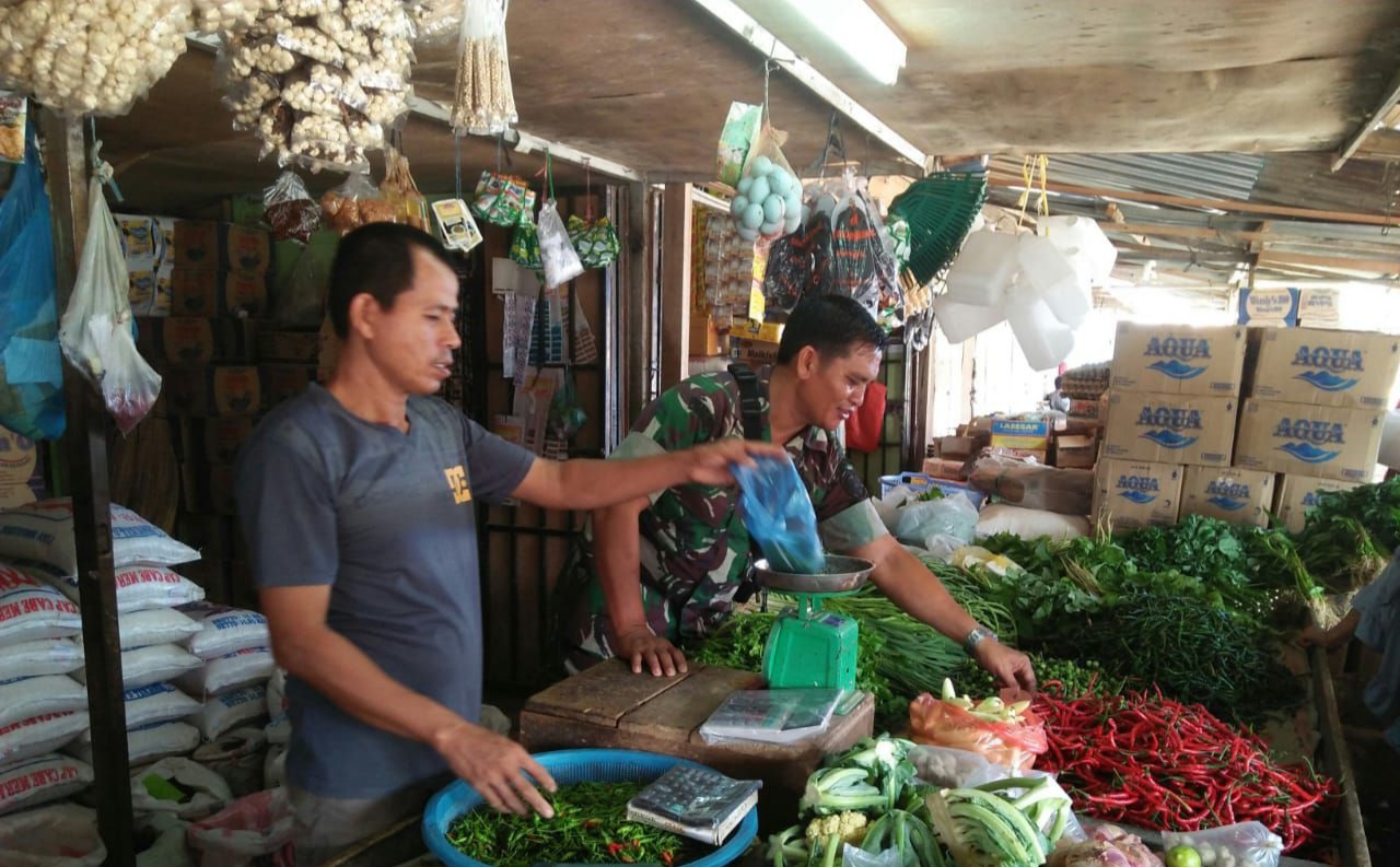 Bulan Ramadhan, Babinsa Koramil 16/Banda Sakti Cek Harga Sembako di Pasar Tradisional