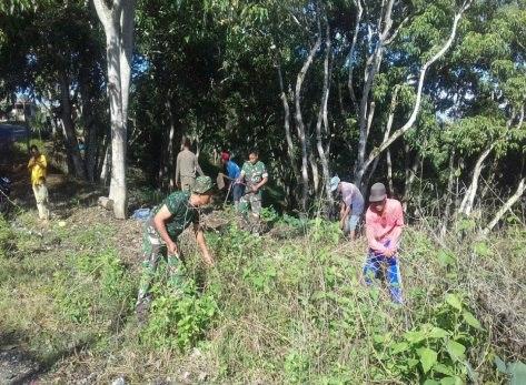 Koramil 01/LS Ajak Warga Laksanakan Gotong Royong