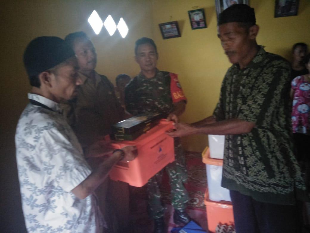 Babinsa Koramil 04/Susoh, Dampingi Tim BPBD Berikan Bantuan Kepada Korban Kebakaran