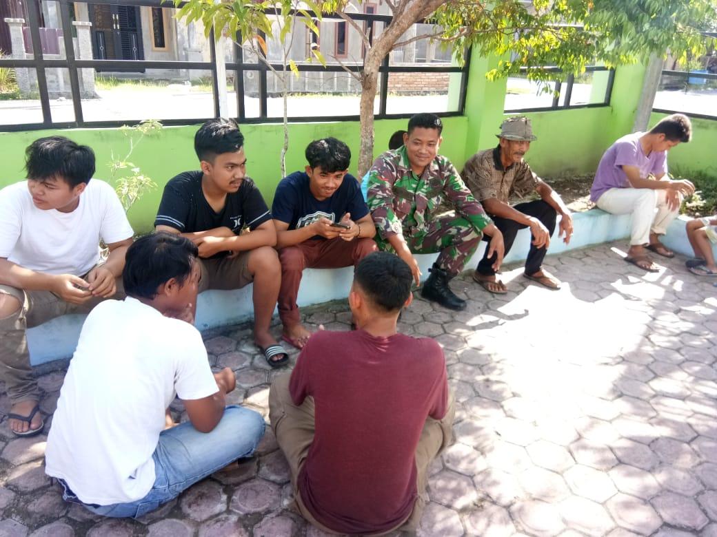 Babinsa Desa Teluk Ambun Ajak Warga Peduli Lingkungan