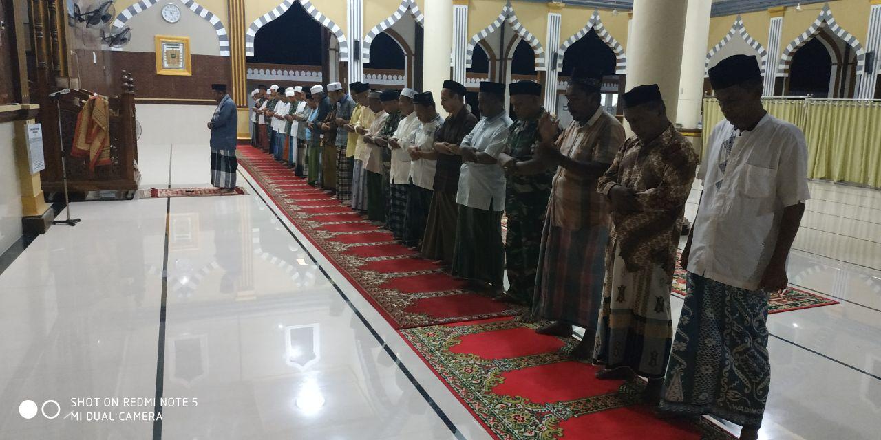 Koramil 02/Samalanga  Manunggal Sholat Subuh Berjamaah Dengan Masyarakat
