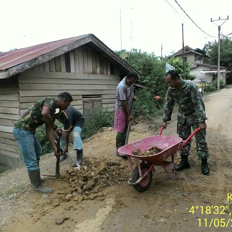 Babinsa Koramil 01/Ksp Gotong Royong Bersama Warga