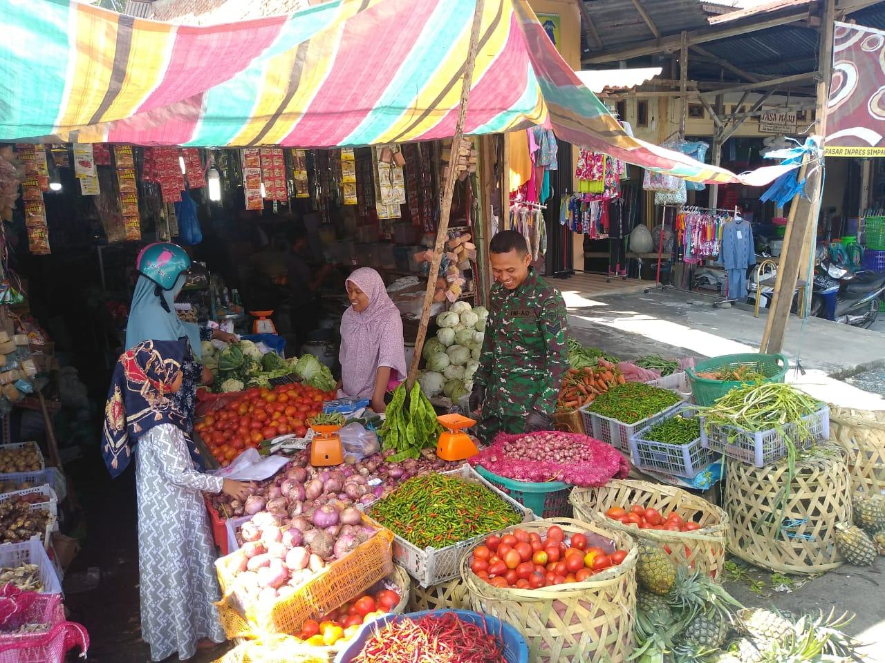 Jelang Lebaran, Babinsa Koramil 08/Kuala Pantau Kesetabilan Harga Sembako