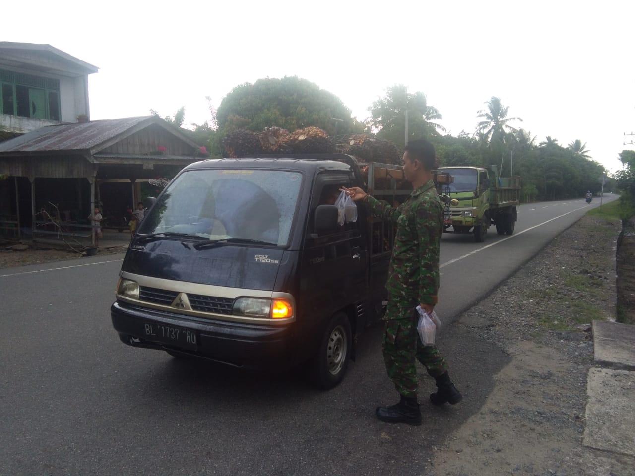 Babinsa Kodim Aceh Jaya  Kembali Bagi – Bagi Takjil Kepada Pengguna Jalan