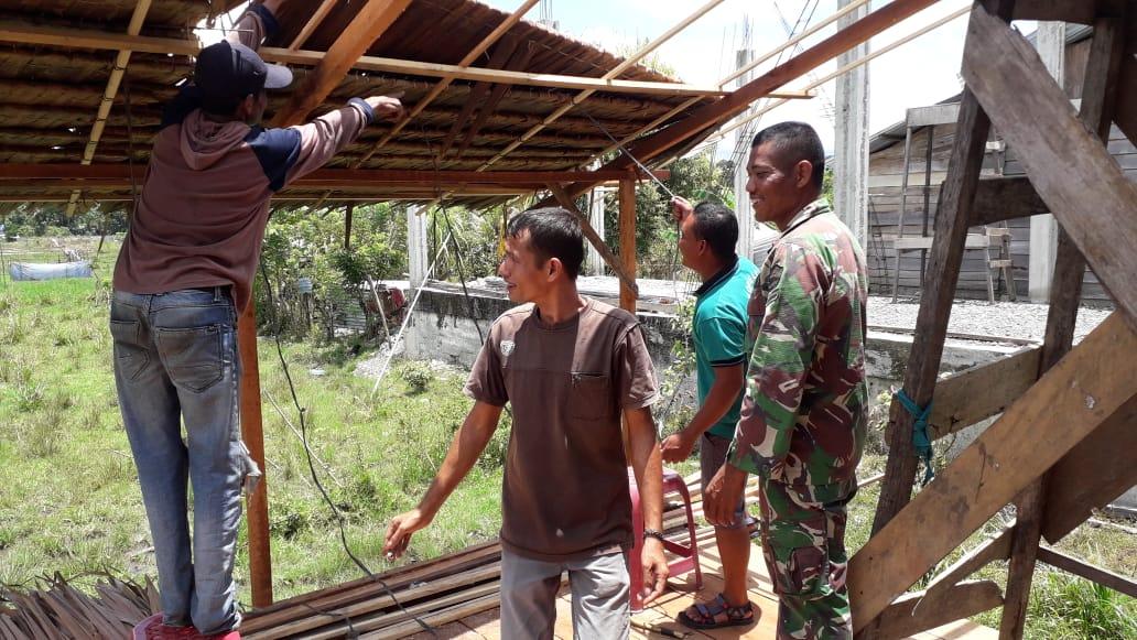 Babinsa Koramil 0116/05 Beutong Bantu Renovasi Rumah Kaum Dhuafa