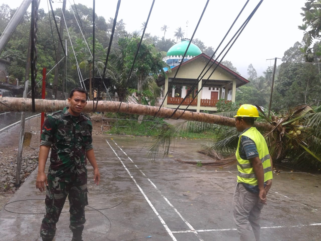 Babinsa Dampingi Petugas PLN Perbaiki Tiang Listrik