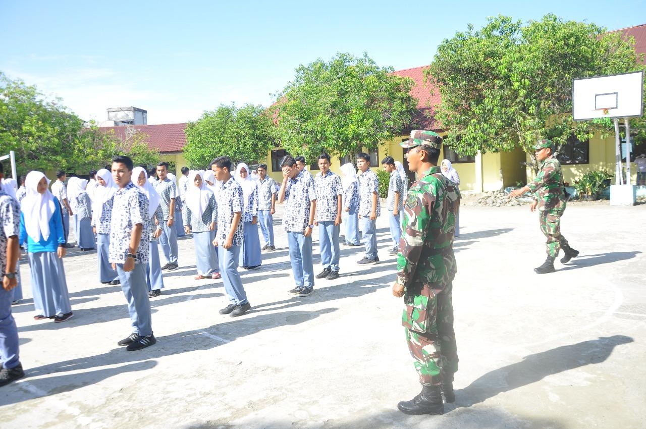 Tanamkan Disiplin Babinsa Koramil 04/Seunagan Latih Siswa PBB