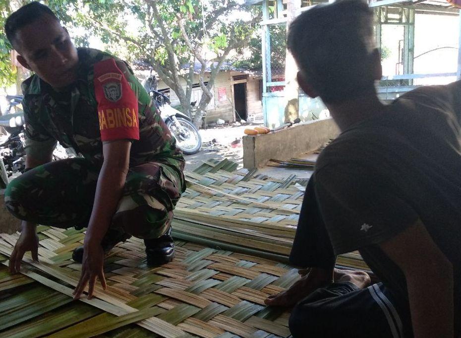 Menambah Pengetahuan ilmu, Babinsa Bantu Pengerjin Tepas Dinding