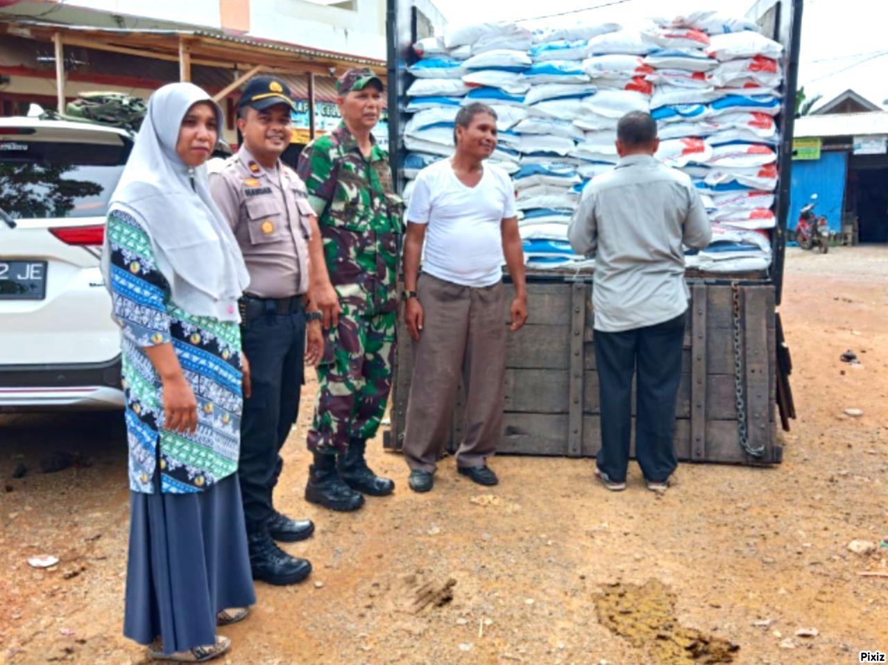 Danramil 20/Darul Kamal Pantau Distribusi Bansos Rastra