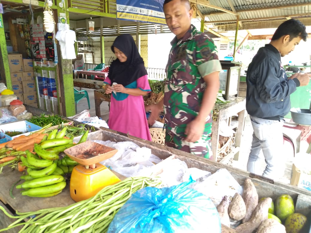 Bulan Puasa, Babinsa Koramil Panga Pantau Ketersediaan Bahan Pokok