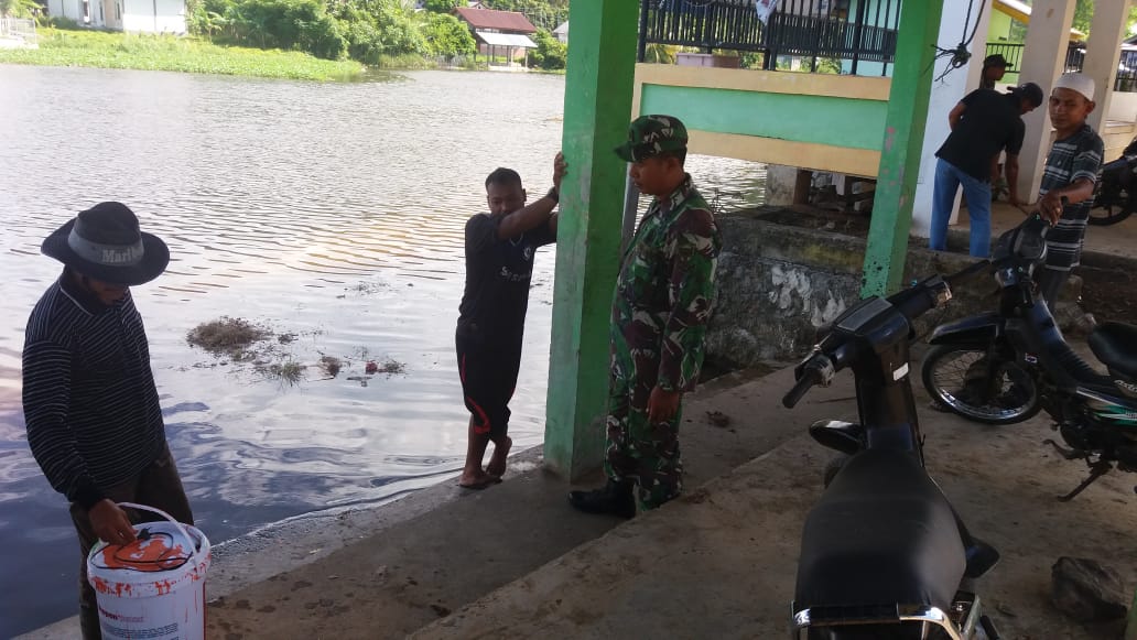 Cegah Banjir, Babinsa Ajak Warga Tidak Buang Sampah di Sungai