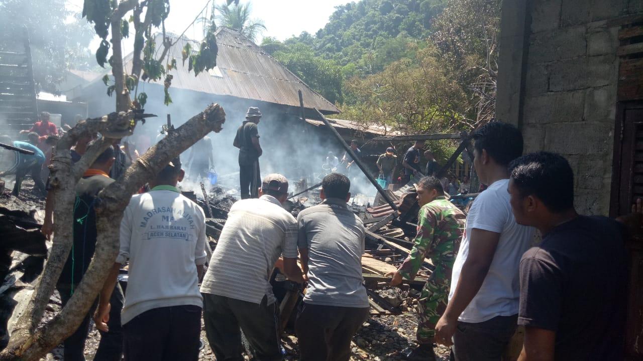 Kopda M Zam Zam Ikut Bantu Bersihkan Puing Sisa Kebakaran