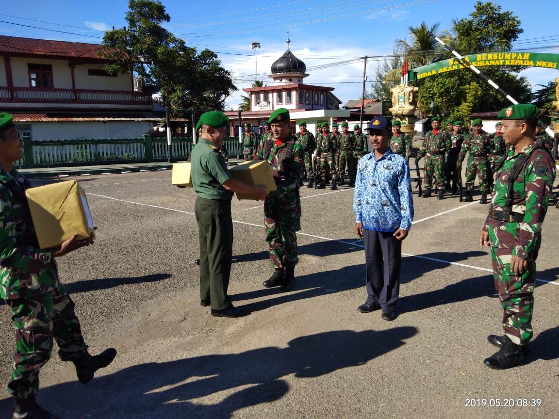 Danramil 14 Pasie Raja Serahkan Bingkisan Lebaran
