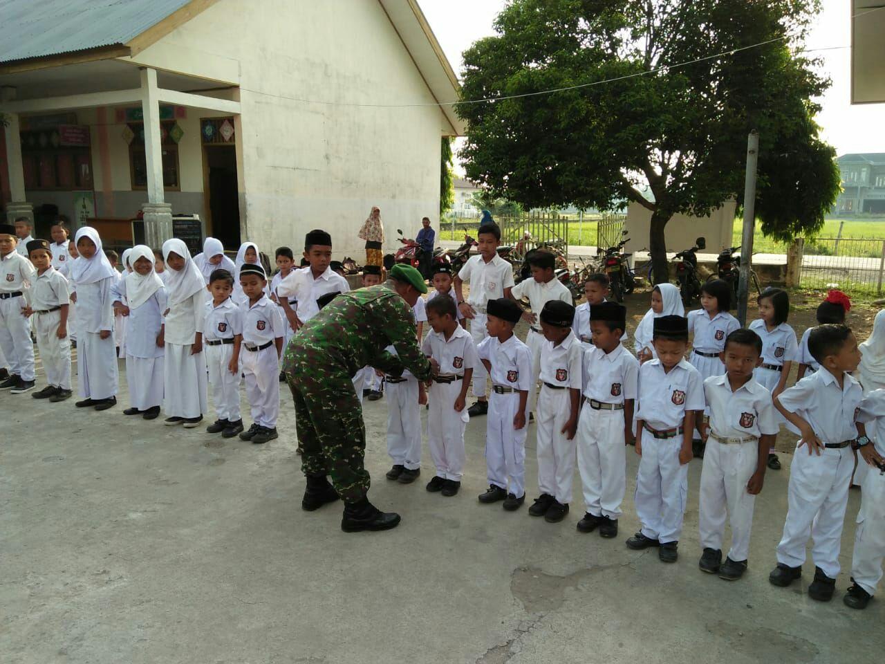 Babinsa Koramil 02/Samalanga Berikan Materi PBB Kepada Pelajar