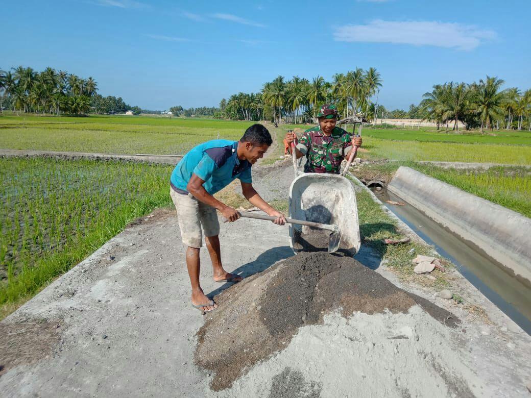 Babinsa Bersama Masyarakat Gotong Royong Normalisasi Saluran Irigasi Persawahan