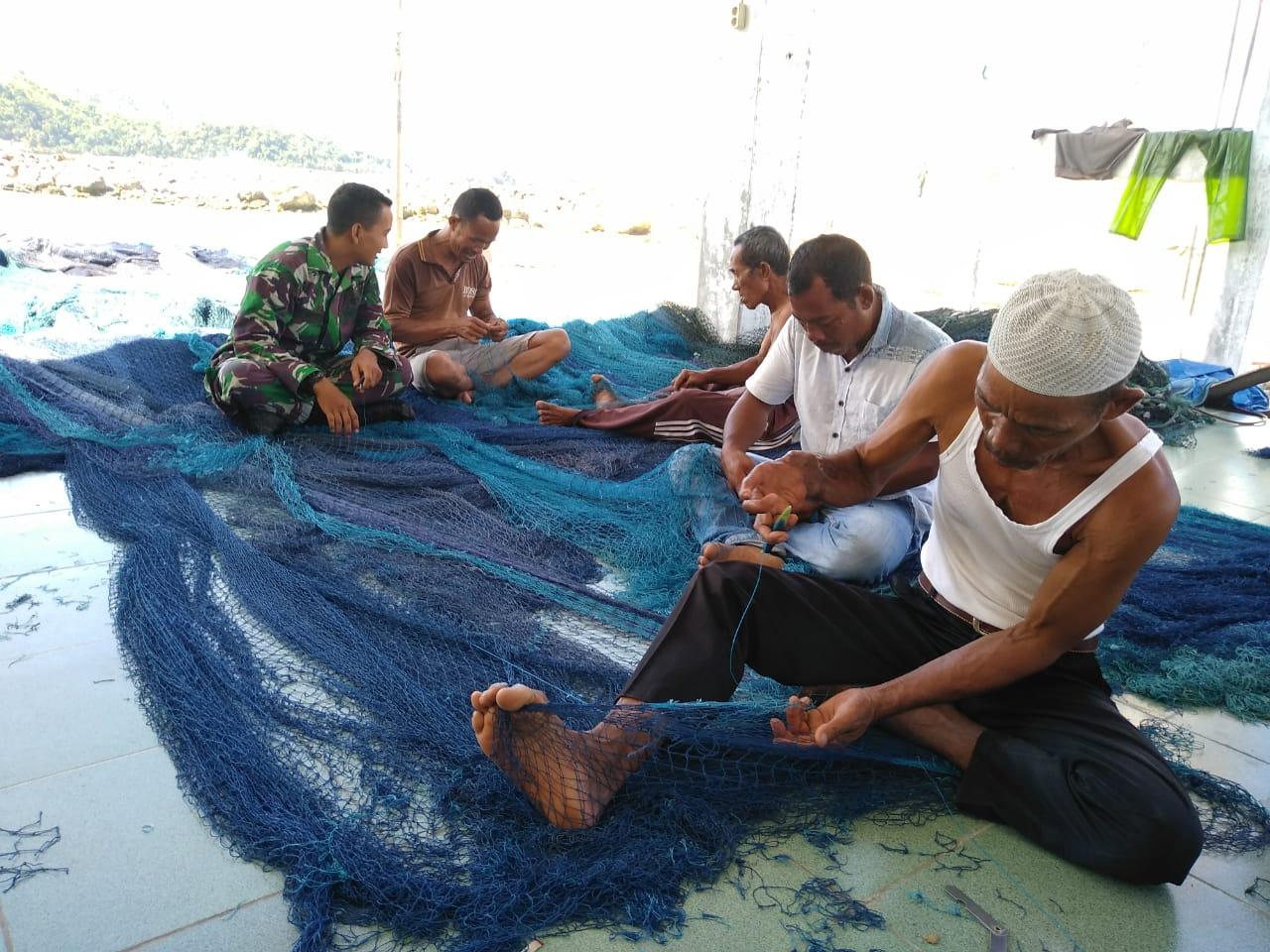 Saat Komsos Serda Tonny Minta Saran dari Nelayan