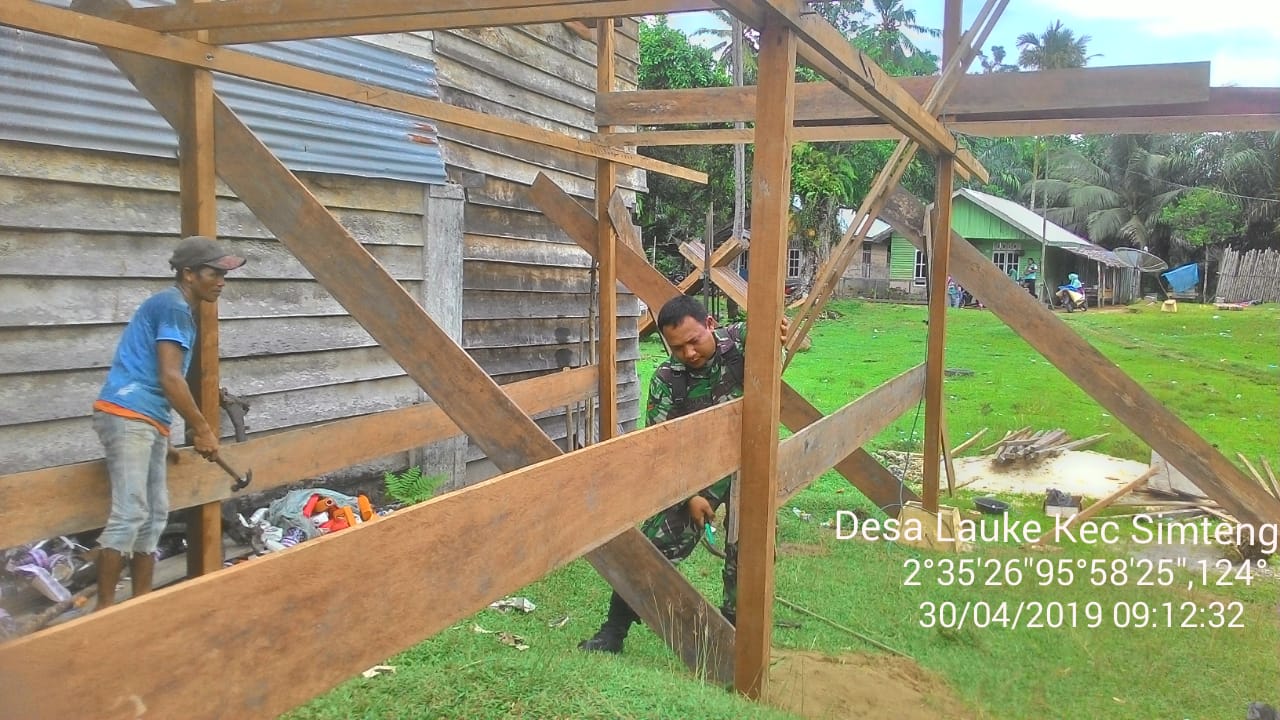 Babinsa Koramil 02 Simteng Bantu Warga Bangun Rumah
