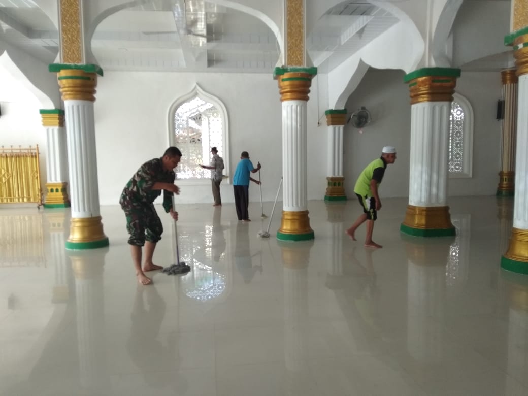 Koptu Tursaini Laksanakan Karya Bhakti di Masjid Desa Binaan