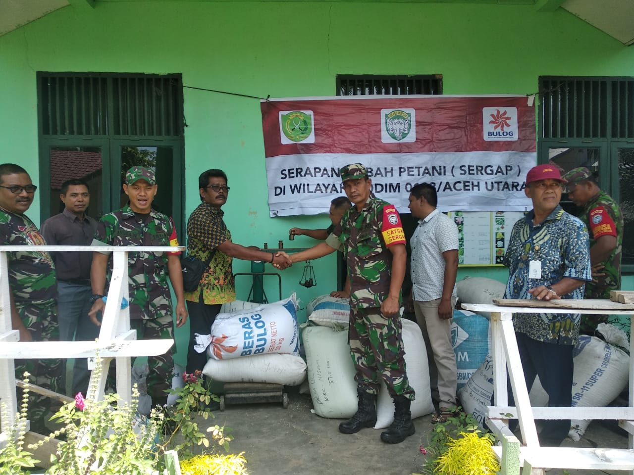 Kodim 0103/Aut Bersama Bulog Sergap 3.2 Ton Gabah Petani