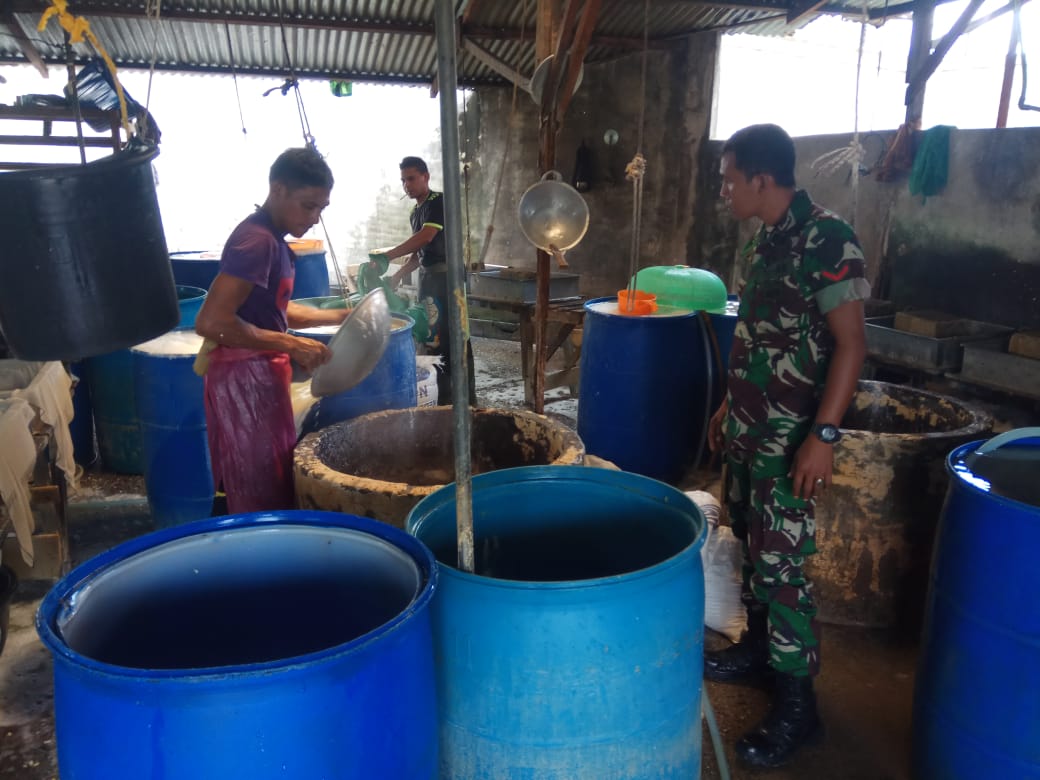 Babinsa Kunjungi Home Industri Pengelolahan Tahu dan Mengikuti Proses Reproduksinya